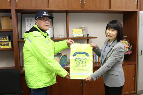 24/03/21 交通安全に一役　四日市北地区交通安全協会がランドセルカバーを八郷西小へ寄贈