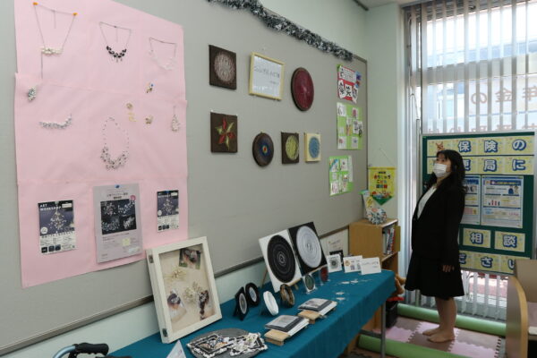 24/05/08 ワイヤーアクセサリーや糸掛けアートを展示　浜一色郵便局で31日まで