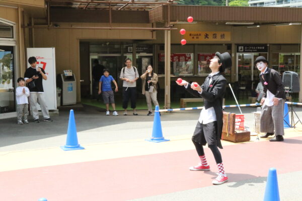 24/05/03 息の合った芸披露　親子大道芸人加藤さん　御在所ロープウエイＧＷイベント