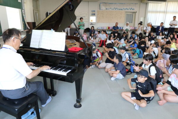 24/08/08 勉強や演奏で児童と住民が交流 城山小で宿題カフェ