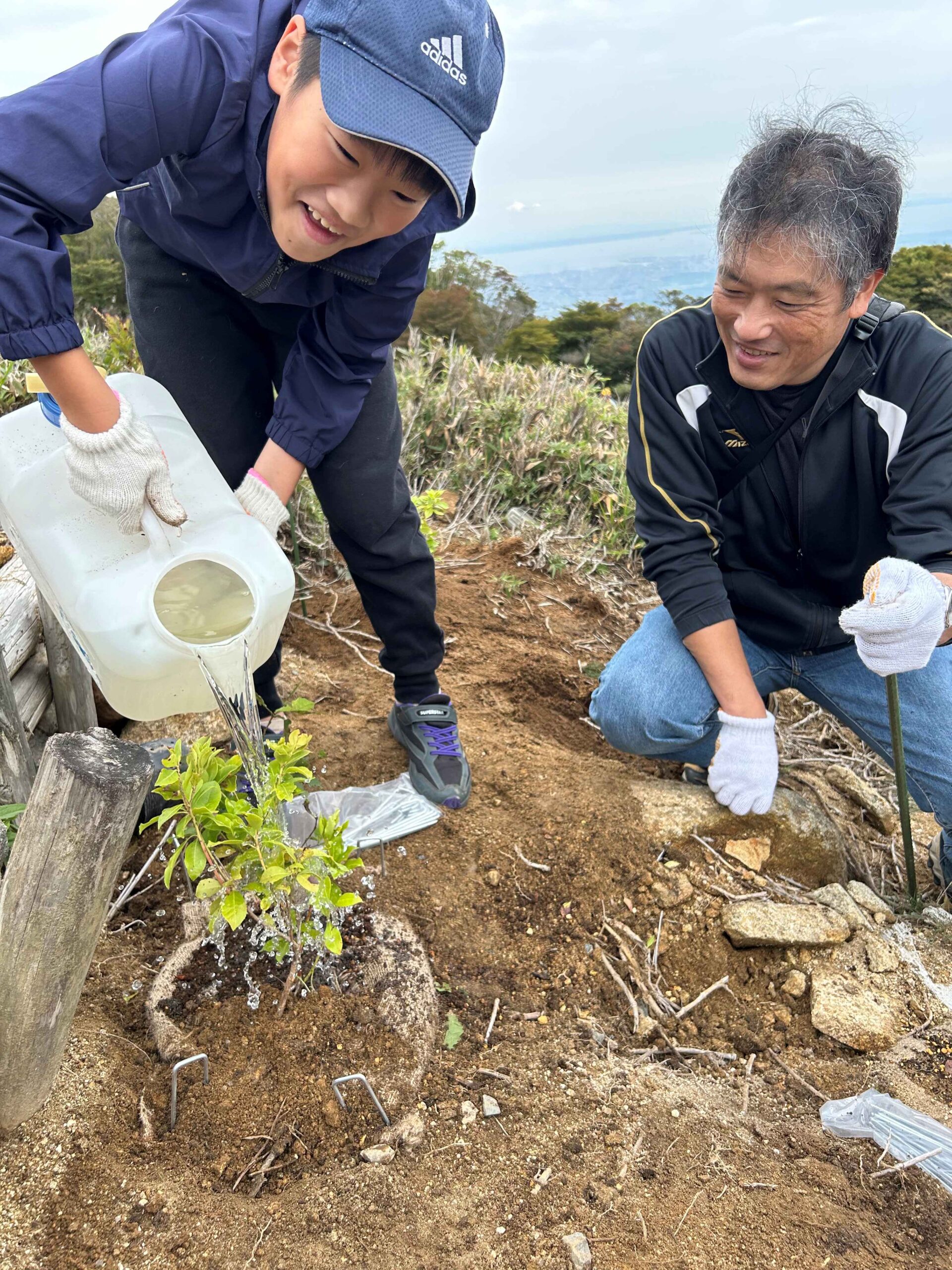 25/09/26 大きくなるのが楽しみ　親子が植樹体験　御在所岳山上公園
