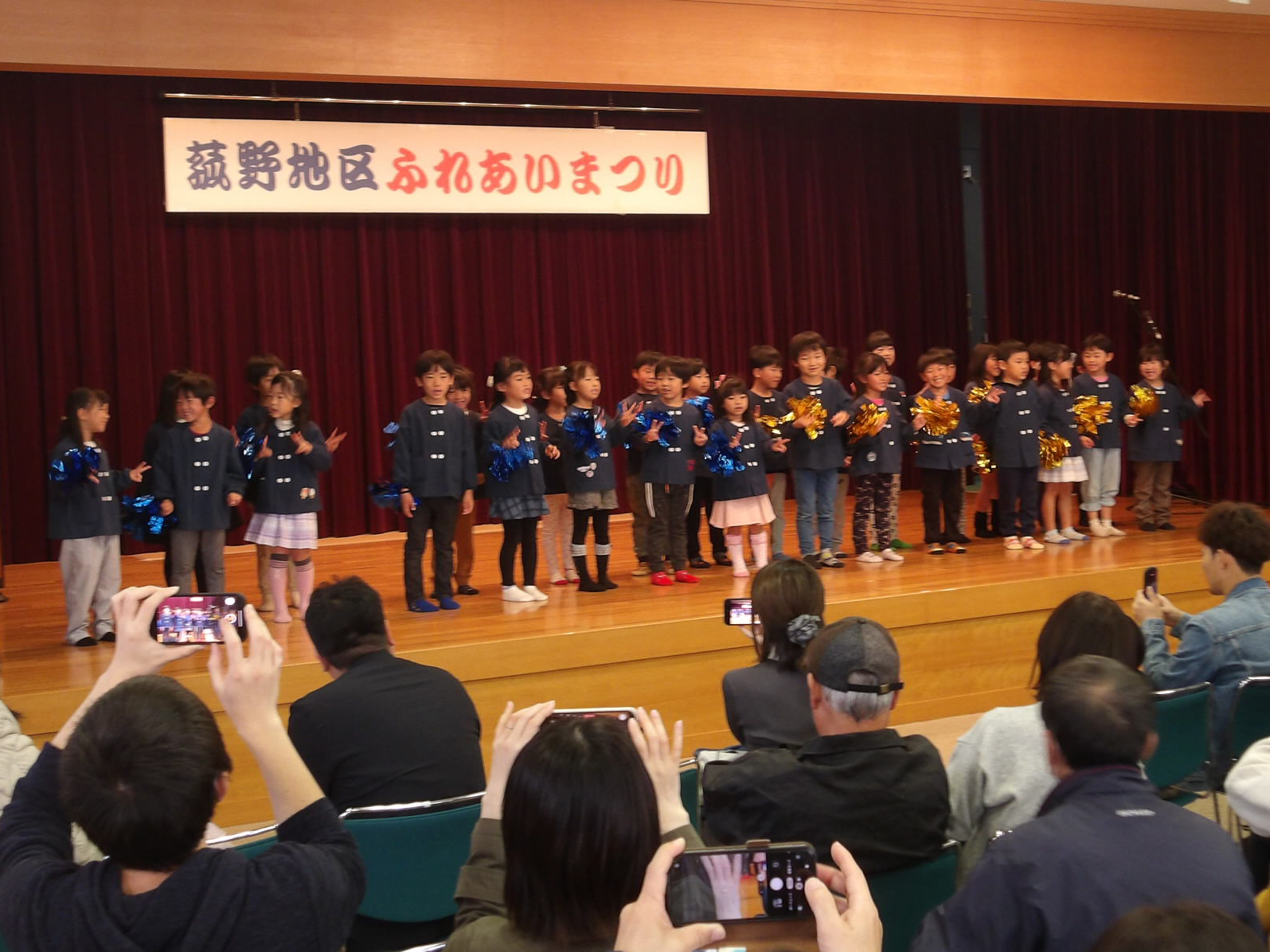 25/11/28 園児の歌や踊りの発表　菰野地区ふれあいまつり