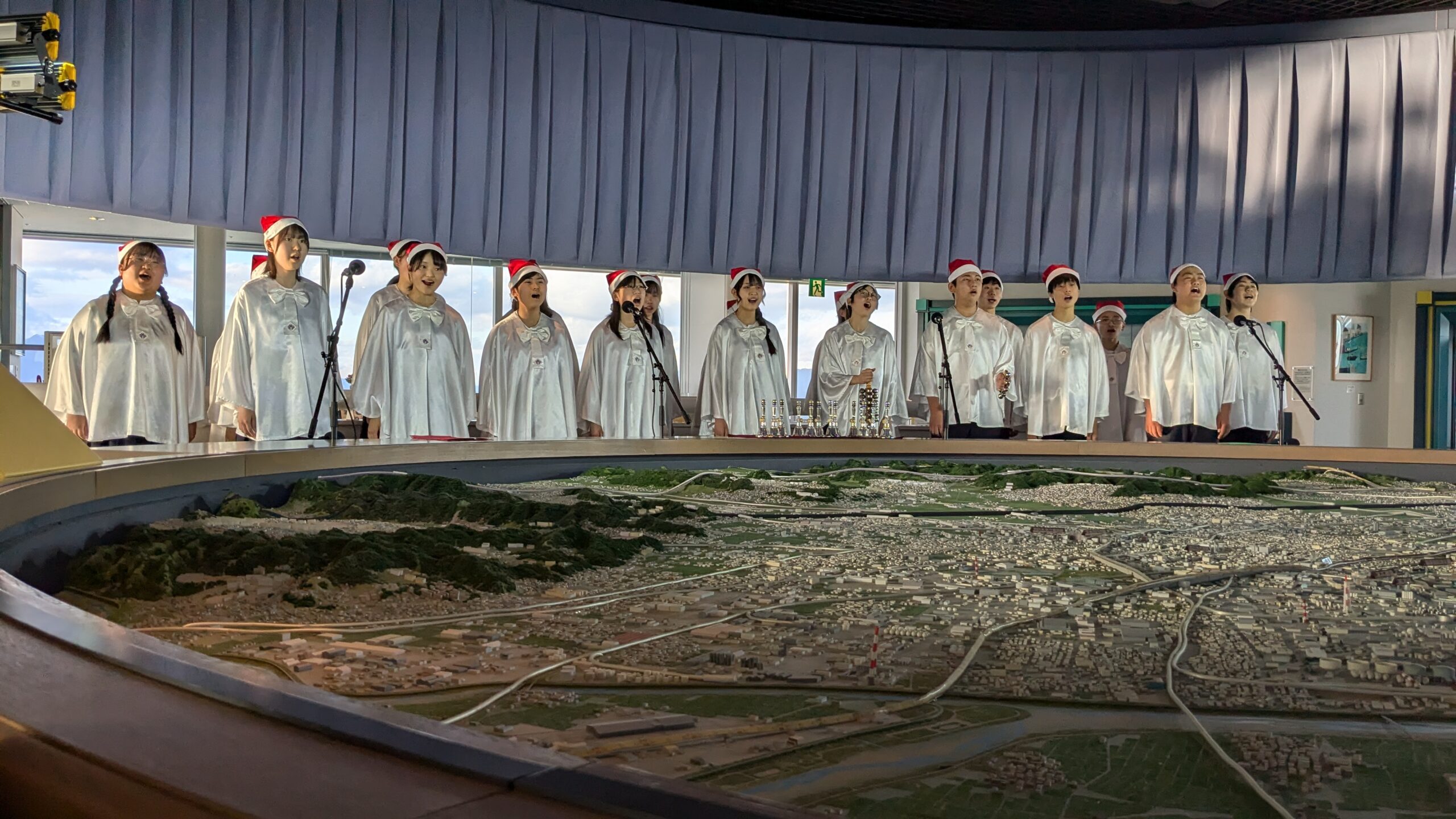 25/11/30 地上90㍍で響く聖歌　四日市港ポートビルうみてらす14でクリスマスコンサート　12月13日