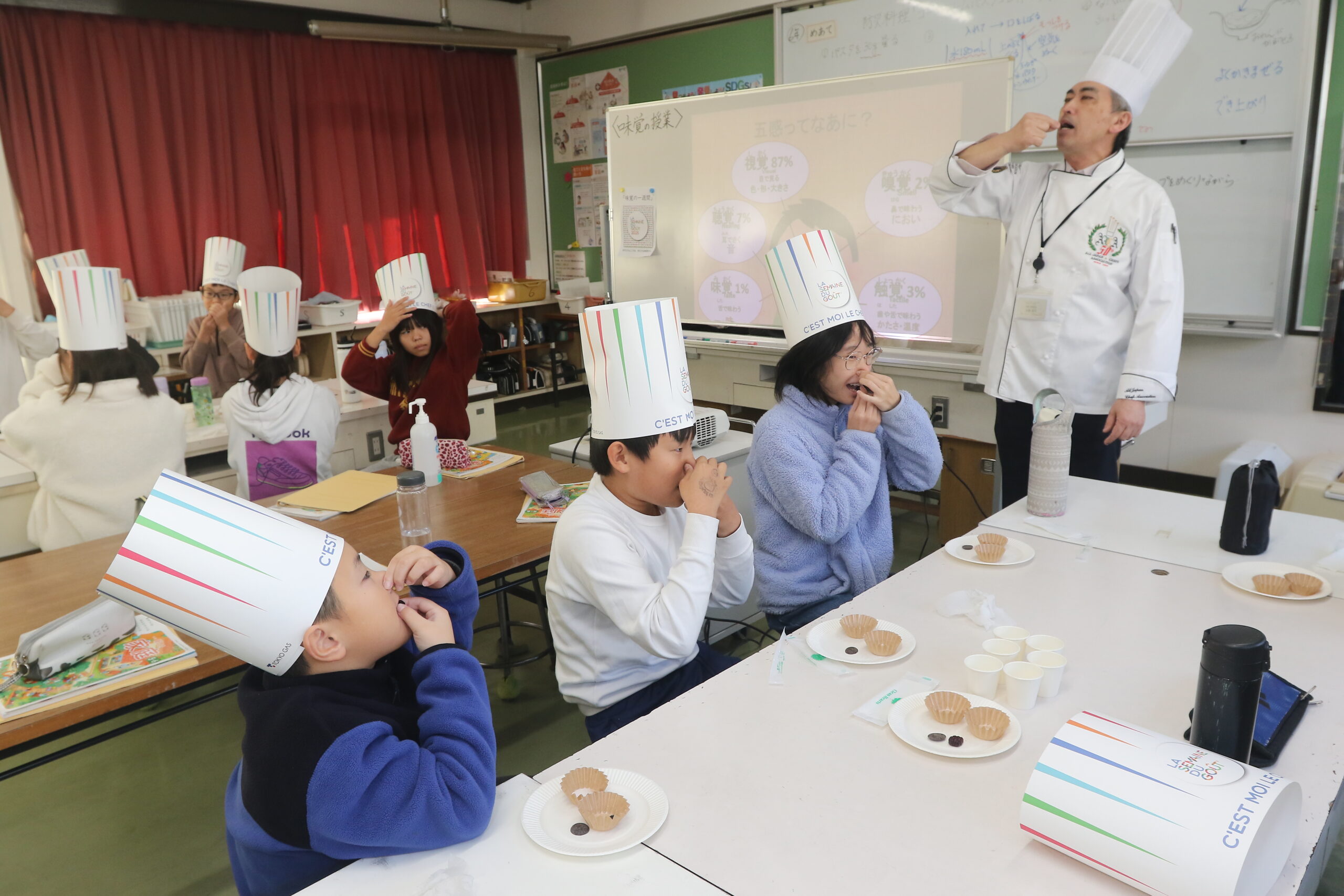 25/12/09 「酸っぱすぎてヤバイ」　五感を使い五味を知る　三重小５年