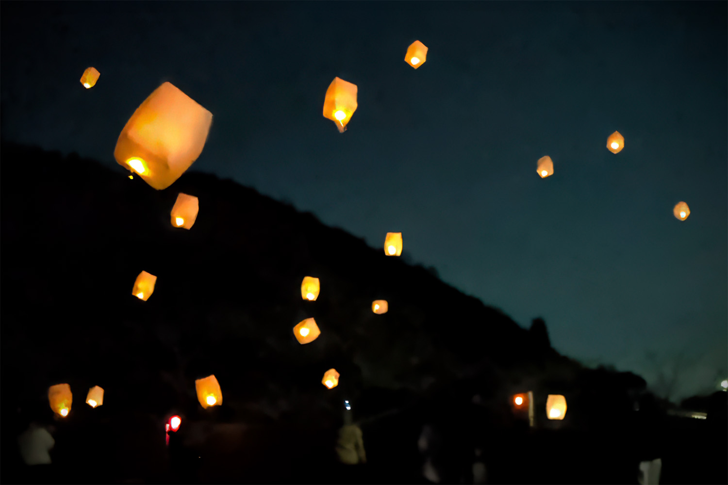 25/12/07 冬の夜空に幻想的なランタン舞う　『ＧＯＺＡＩＳＨＯ　冬灯』　６日御在所ロープウェイで（動画あり）